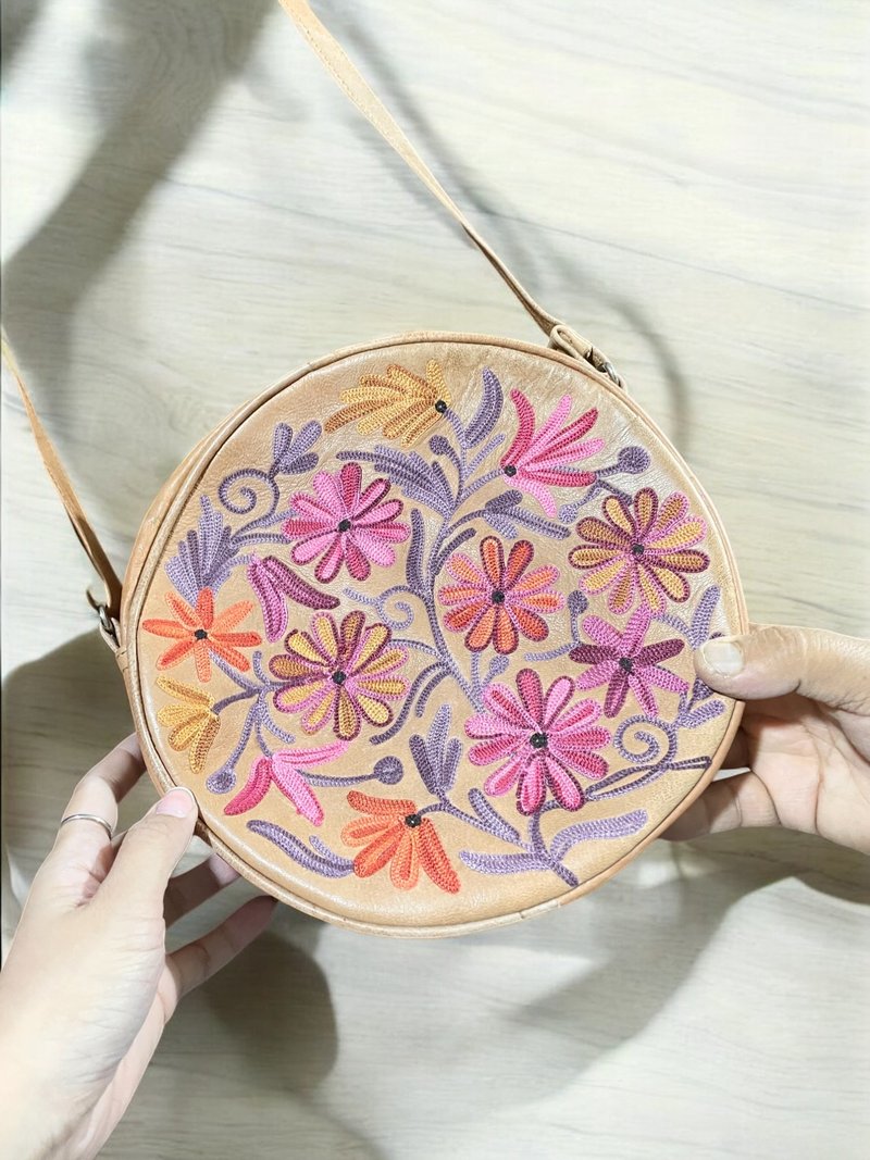 [Various pre-orders] Indian cashmere handmade sheepskin embroidered round bag - กระเป๋าแมสเซนเจอร์ - หนังแท้ สีเทา