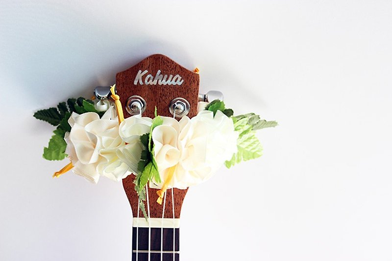 ribbon lei for ukulele (white hibiscus) / ukulele strap / ukulele ribbon / - อุปกรณ์กีตาร์ - ผ้าฝ้าย/ผ้าลินิน ขาว