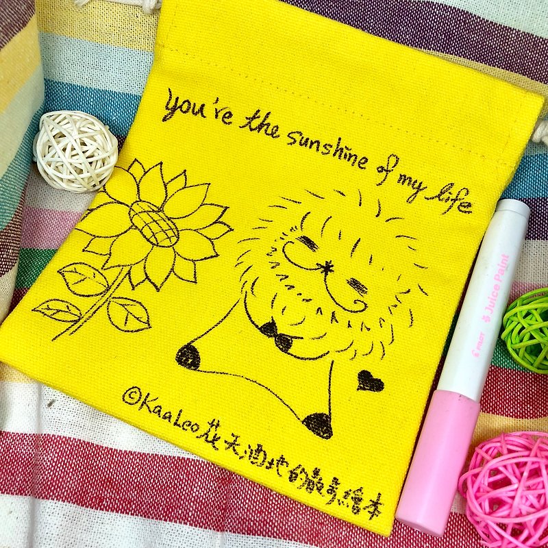KaaLeo Hand Painted Drawstring Pocket - Lion Lion ライオン - กระเป๋าเครื่องสำอาง - ผ้าฝ้าย/ผ้าลินิน สีเหลือง