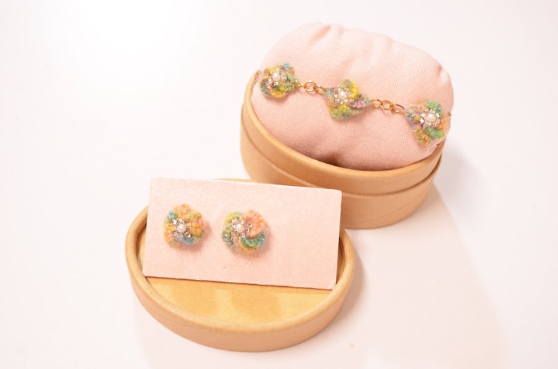 Three-dimensional embroidery flowers bracelet ear acupuncture earrings group - สร้อยข้อมือ - เส้นใยสังเคราะห์ 