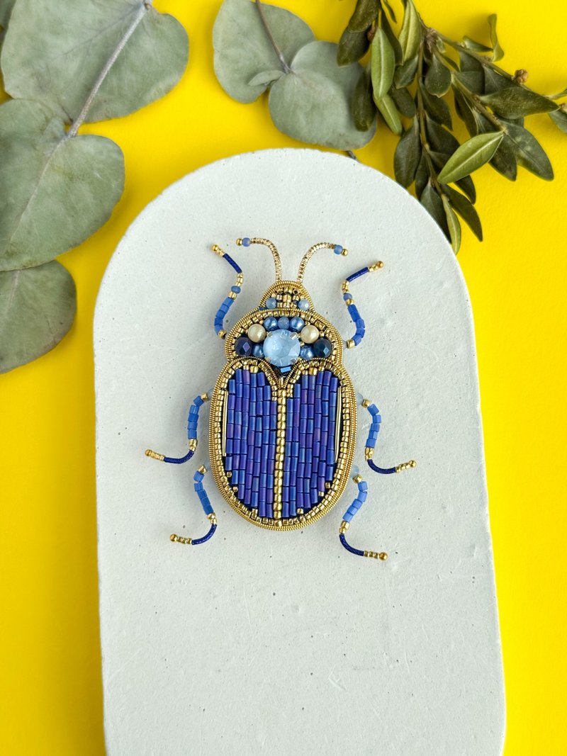 Beaded with insect pin embroidered scarabeaus brooch handmade beetle jewelry - 胸針 - 其他材質 藍色