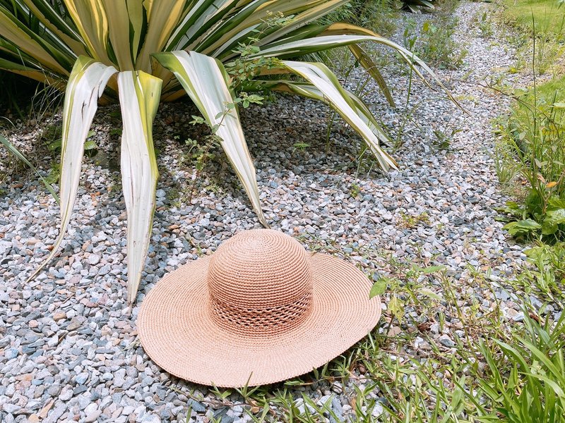 New and revised Caroline Caroline hand-woven straw hat caramel grass color chokdee-muakdeedee - หมวก - วัสดุอื่นๆ สีกากี