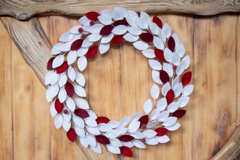 Red & White Felt Wreath with Berry | Door Decor Colorful Wreath - ตกแต่งผนัง - วัสดุอื่นๆ หลากหลายสี