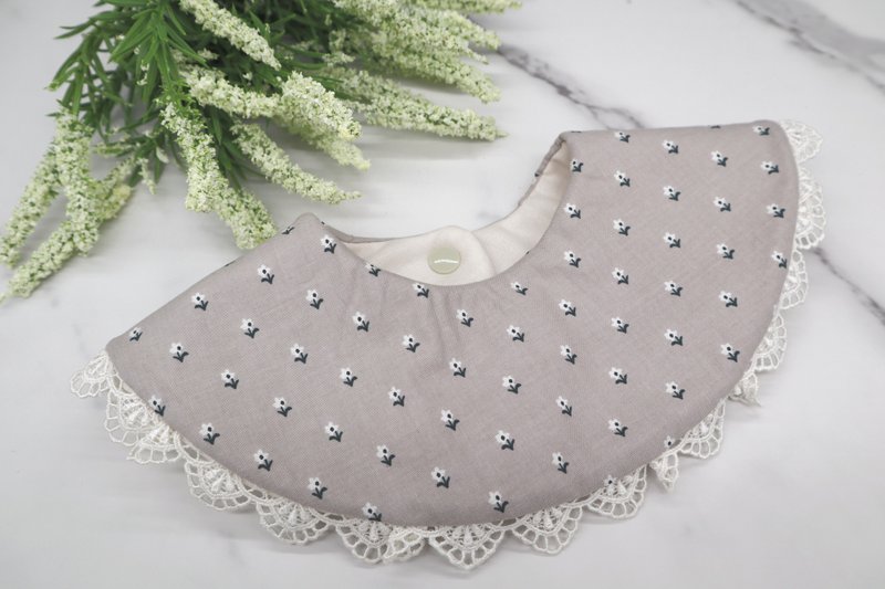 Grey white flower pattern bib with lace - Bibs - Cotton & Hemp Gray