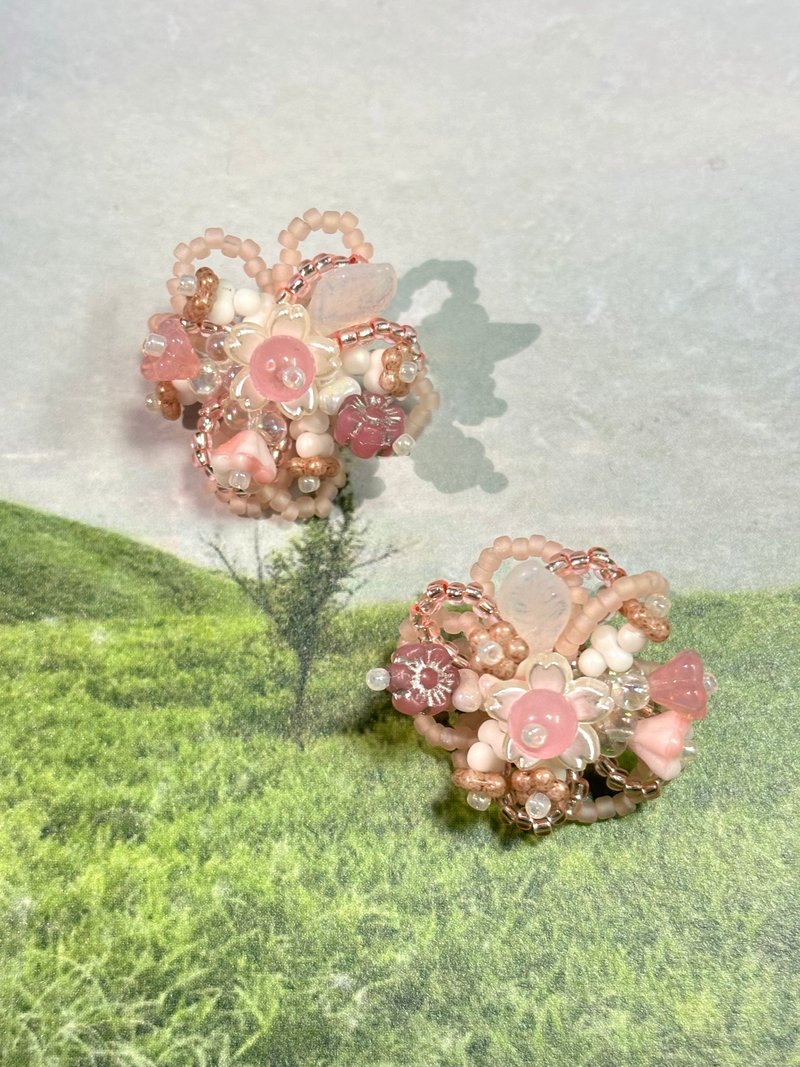 櫻花秘境 串珠花朵耳環 手作耳飾 花團錦簇 花叢耳環 - 耳環/耳夾/耳骨夾 - 玻璃 多色