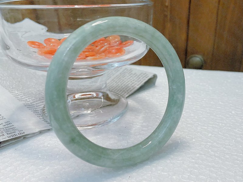 天然翡翠A貨緬甸玉綠底飄花 圓骨鐲  美人 玉鐲 手鐲 - 手鍊/手環 - 玉石 綠色