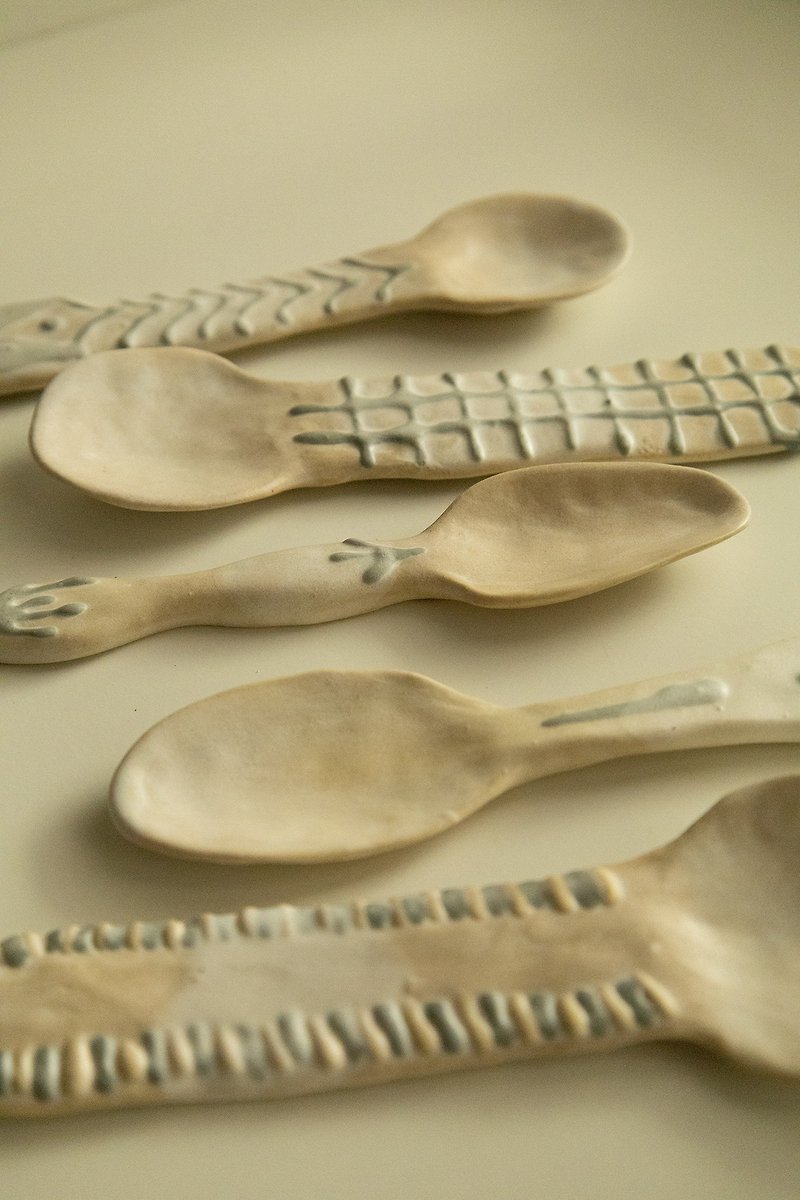 Line relief ceramic mixing spoon - ช้อนส้อม - ดินเผา หลากหลายสี