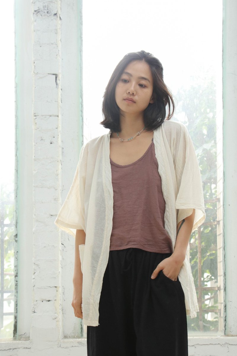 Cardigan three-quarter sleeve thin blouse/mousse cloth off-white - เสื้อแจ็คเก็ต - ผ้าฝ้าย/ผ้าลินิน ขาว