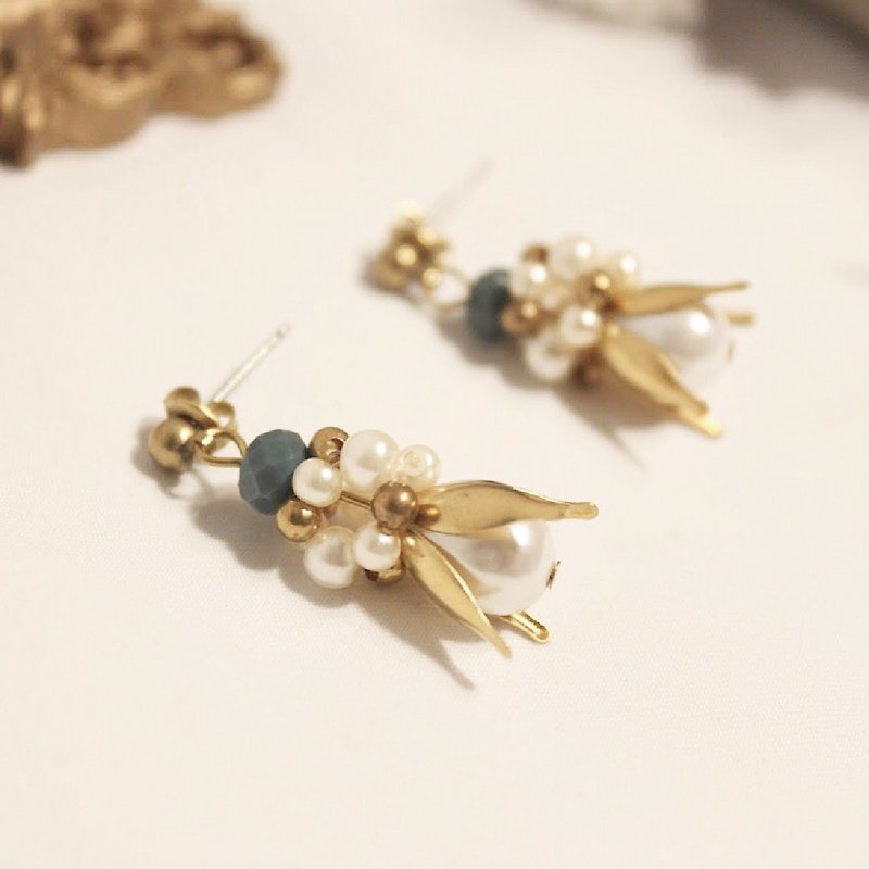 Freesia flowers series pearl earrings glass crystal Bronze - Earrings & Clip-ons - Pearl Gold