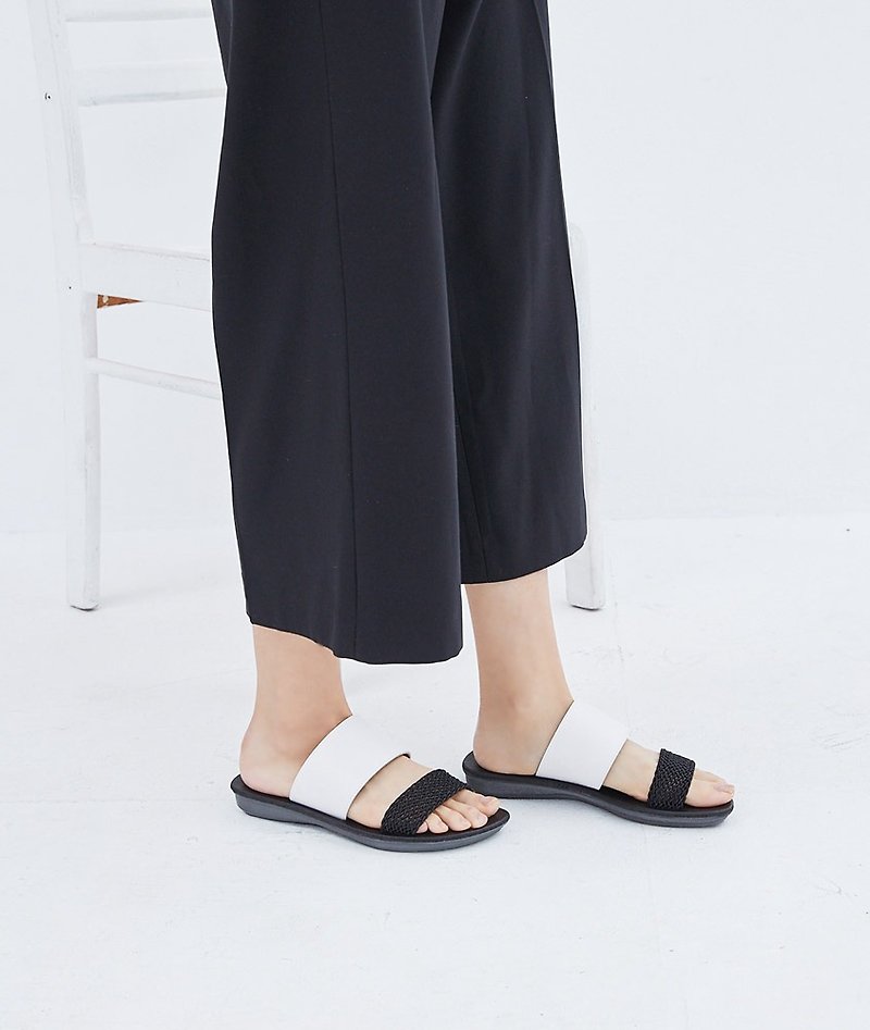 [Lazy fashion] First layer cowhide two-character soft-soled slippers_classic black and white - รองเท้าแตะ - หนังแท้ ขาว