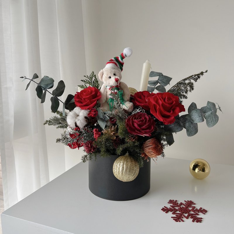 SEE Floral DesignSee floral design-everlasting flowers and cedar Christmas hug bucket - Dried Flowers & Bouquets - Plants & Flowers 