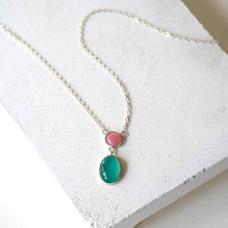 925銀の鎖骨のネックレスをぶら下げて緑のカルセドニーと手作りの赤い石//天然石 - ネックレス - 宝石 多色