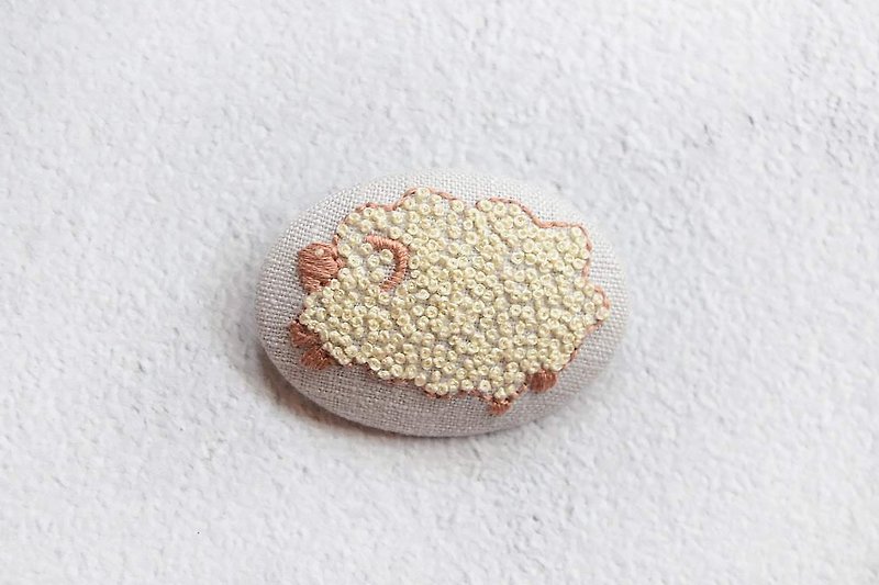 羊シャオレ | 手作りのフランス刺繍バッグのバックルピン - ブローチ - 刺しゅう糸 多色