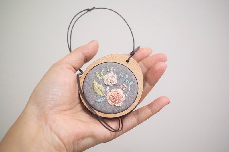 hyw418的客製化 木框項鍊刺繡體驗課 刺繡 - 編織/羊毛氈/縫紉 - 棉．麻 