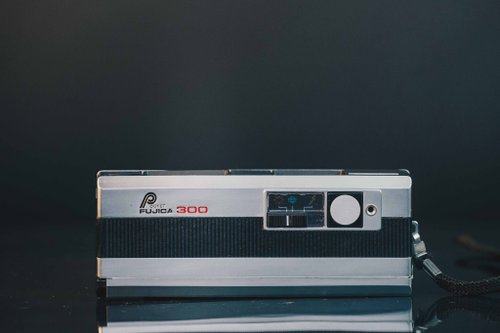 フィルムカメラ FUJI FILM POCKET FUJICA 300 チャンプカメラ トピック [POCKET FUJICA 300 From：チャンプ