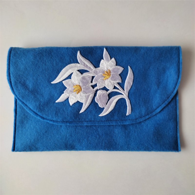 手拿包 Felt clutch blue cosmetic bag small bag flower handbag - 手拿包 - 其他人造纖維 藍色