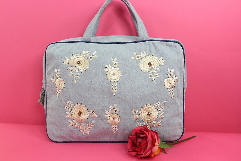 Welcome Change Denim Embroidery Computer Bag - กระเป๋าแล็ปท็อป - ผ้าฝ้าย/ผ้าลินิน 