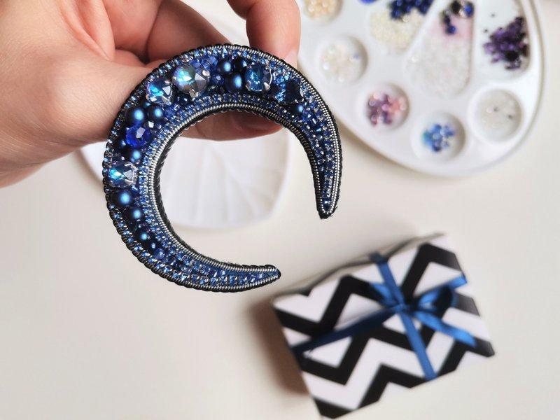 胸針月亮 Moon jewelry beaded, Crescent brooch - Brooches - Glass Blue