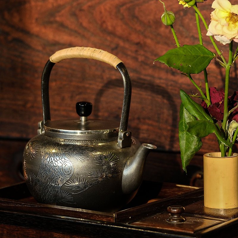 【日本古美術】老松紋 籐巻提手 錫湯沸 本錫 款 - 茶具/茶杯 - 其他金屬 
