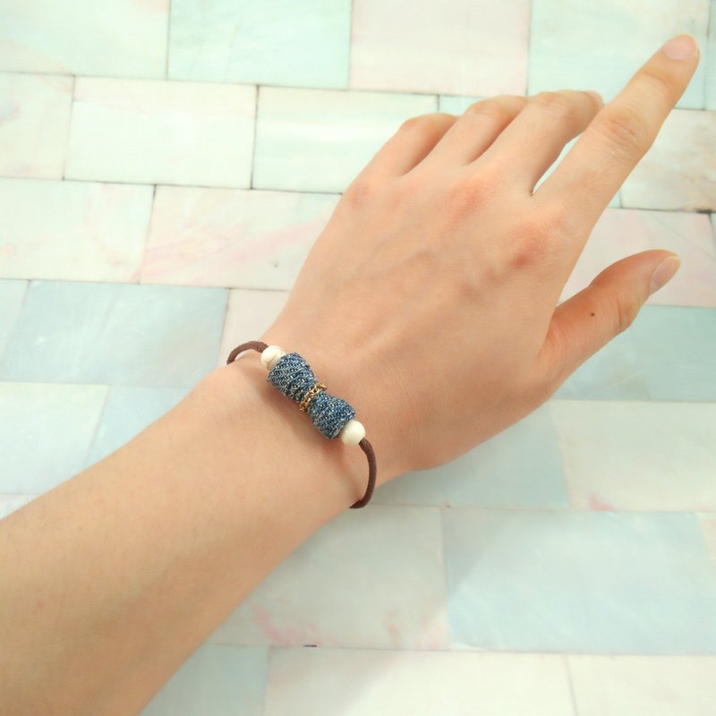 Roll mandrel denim bead bracelet - สร้อยข้อมือ - ผ้าฝ้าย/ผ้าลินิน สีน้ำเงิน