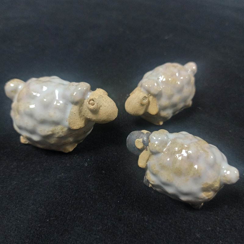 Sheep bleating ornament tea pet sheep - ของวางตกแต่ง - ดินเผา หลากหลายสี