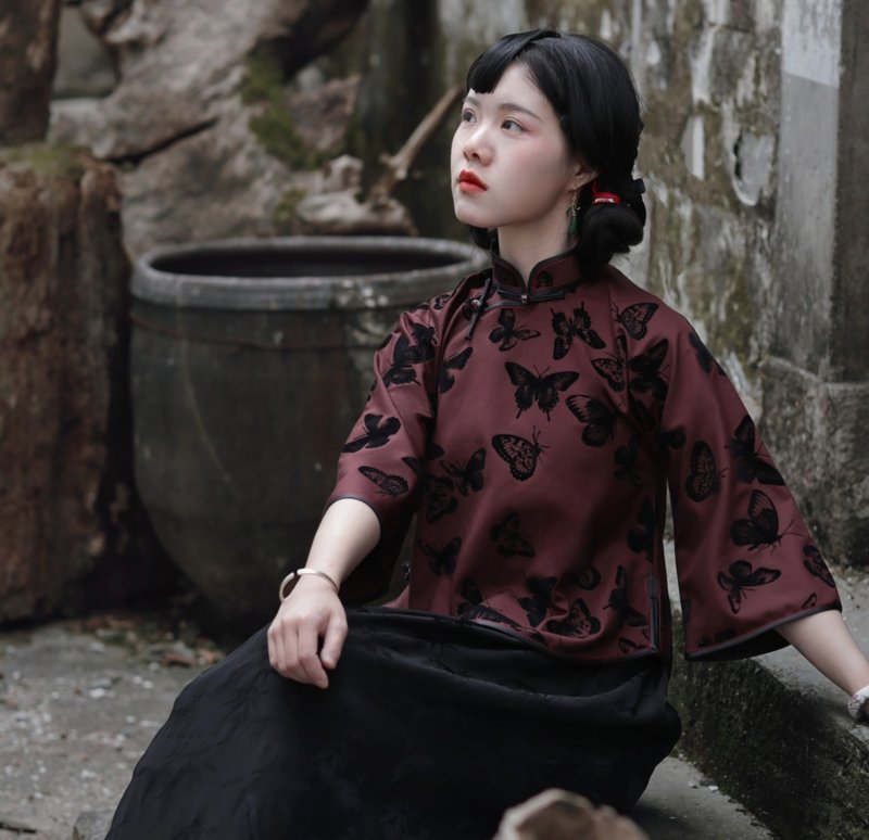 [Enigmatic Butterfly] Republic of China Retro Style Flocked Inverted Sleeve Top - เสื้อผู้หญิง - วัสดุอื่นๆ สีแดง