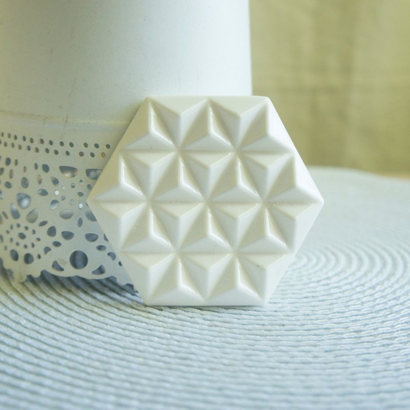 Lovely Japanese porcelain clay [origami hexagonal plate, pure white] - Fragrances - Pottery White