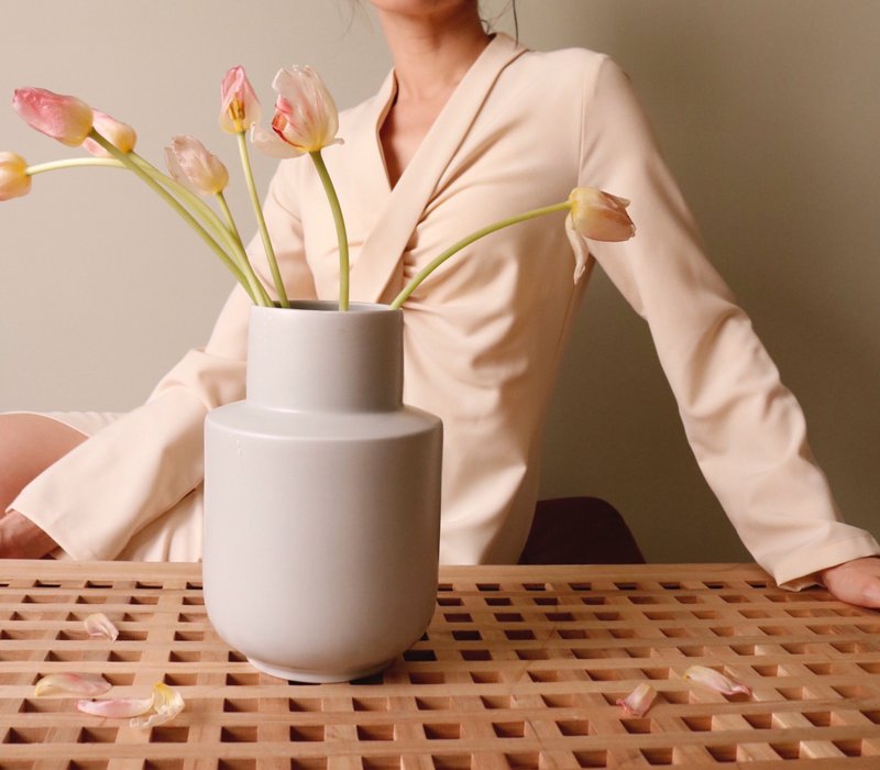 Urban Elegance: A Fine Wool Dress with Scarf Collar and Slit in Ecru - ชุดเดรส - ขนแกะ 