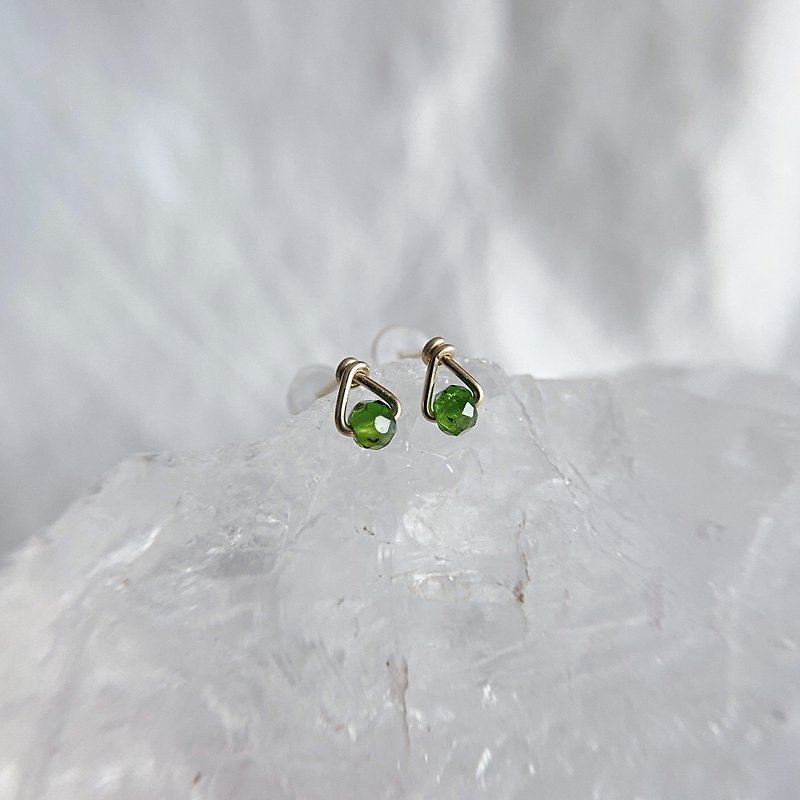 【Little Water Drop】 Mini Chrome Diopside 14kgf Gold Stud Earrings - Earrings & Clip-ons - Semi-Precious Stones Green