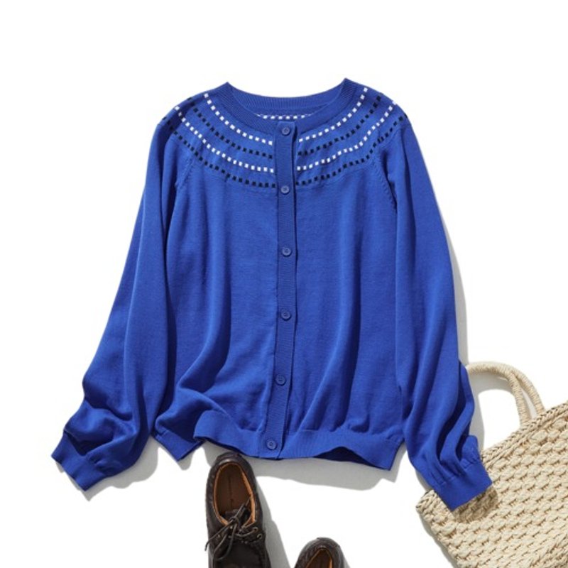 A cardigan that accentuates your presence with just the right amount of color. Jacquard color scheme. Long sleeves. Lapis lazuli color. 241001-2 - Women's Tops - Cotton & Hemp 