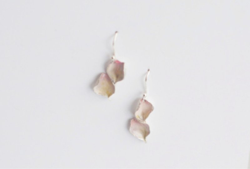 Fallen flower silent earrings/art sterling silver - Earrings & Clip-ons - Other Metals Pink