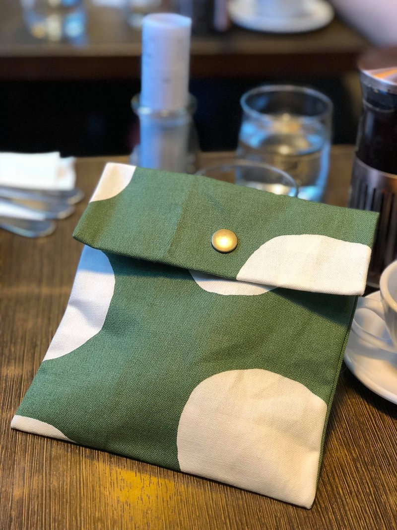 Weimom s Micro Bloom - green dot - Universal storage bag, cosmetic bag, debris bag, travel, wire, pencil case, chopsticks set, green tableware bag, cloth roll, Christmas gift made in Taiwan - hand made for good - กระเป๋าเครื่องสำอาง - ผ้าฝ้าย/ผ้าลินิน สีเขียว