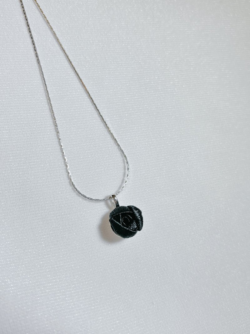 【Re-Re】Silk Flora-Single Little Rose Necklace -Starry Night Black - Necklaces - Silk Silver