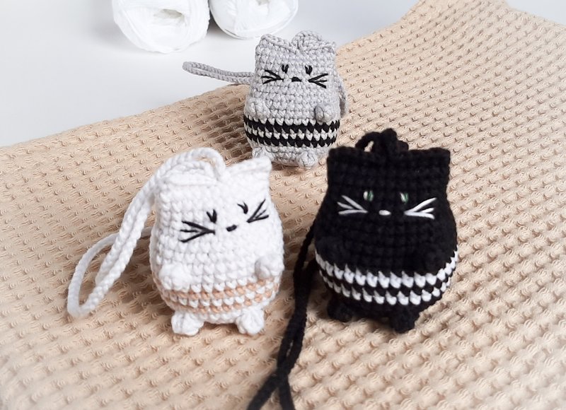 Crochet cat, car rear view mirror accessory, charm hanging decor cat lover best - 鑰匙圈/鑰匙包 - 環保材質 黑色