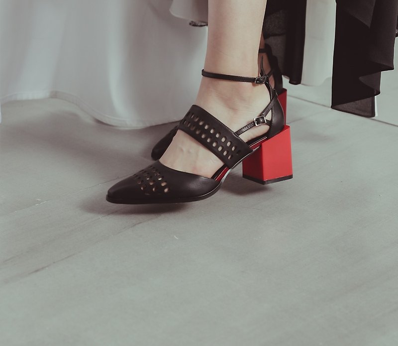 Elliptical openwork square with pointed shoes black red - รองเท้ารัดส้น - หนังแท้ สีดำ