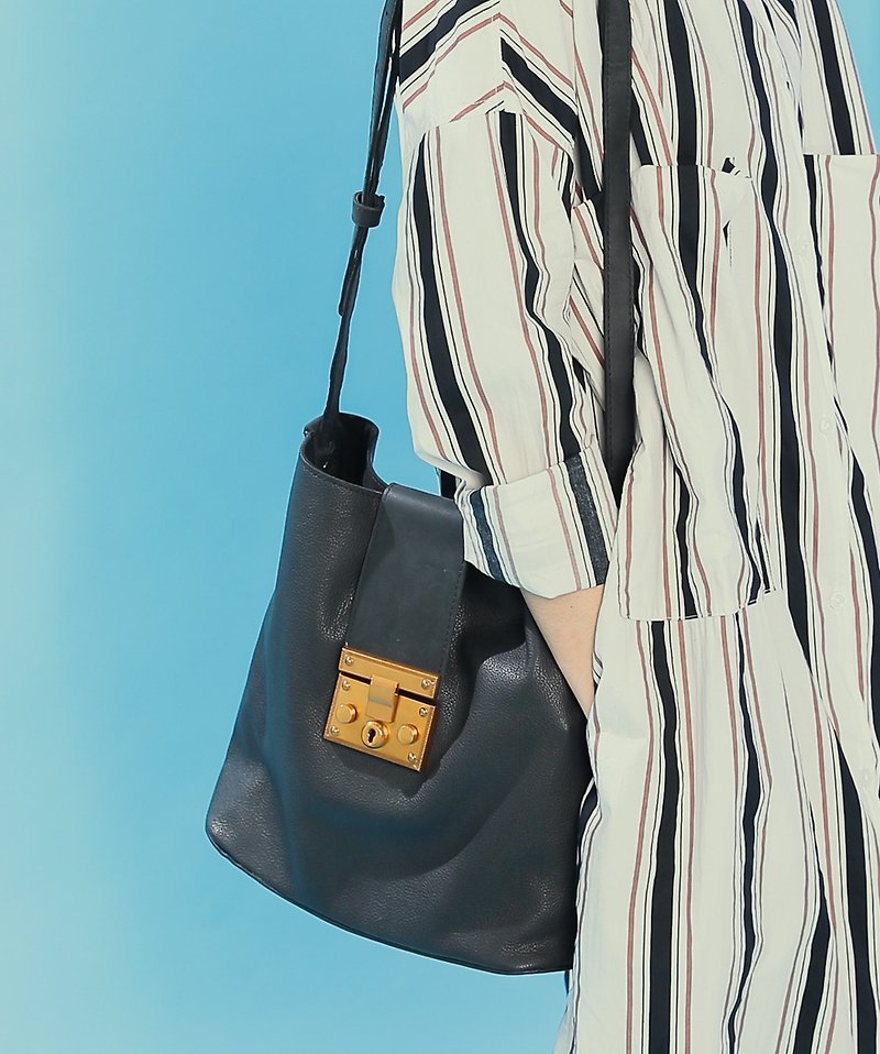 Fine grain soft leather simple retro bucket bag - black - กระเป๋าแมสเซนเจอร์ - หนังแท้ สีดำ
