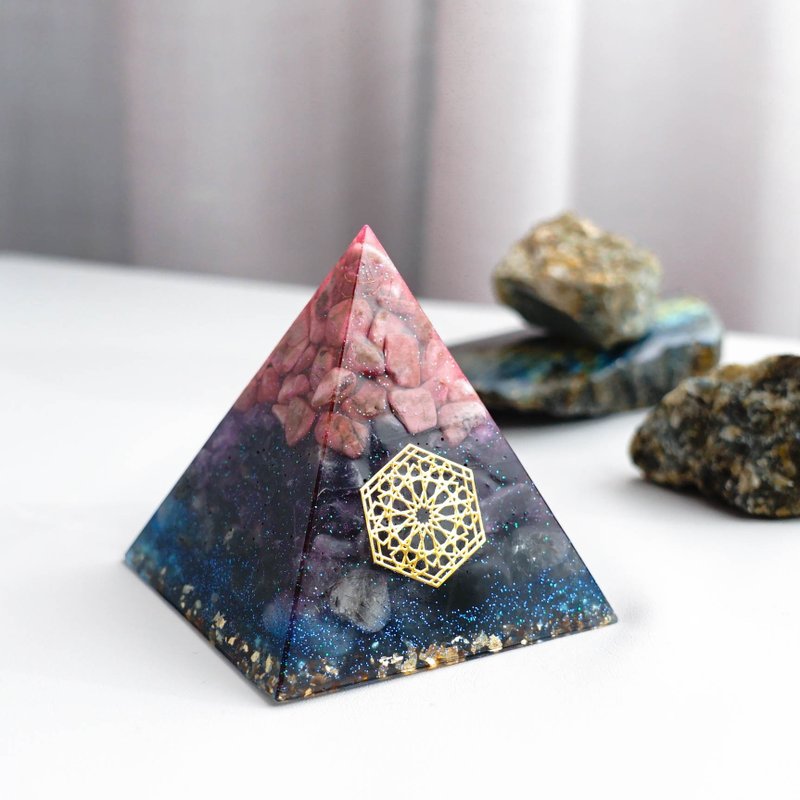 預訂【薔薇石、紫晶、藍髮晶】奧根水晶能量金字塔Orgonite 8x8 c - 擺飾/家飾品 - 水晶 紫色