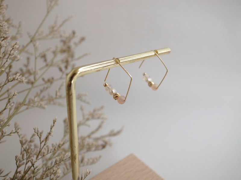 [Earrings] Gold-filled Opal Pearl Earrings Valentine's Day Gift - ต่างหู - ไข่มุก สีทอง