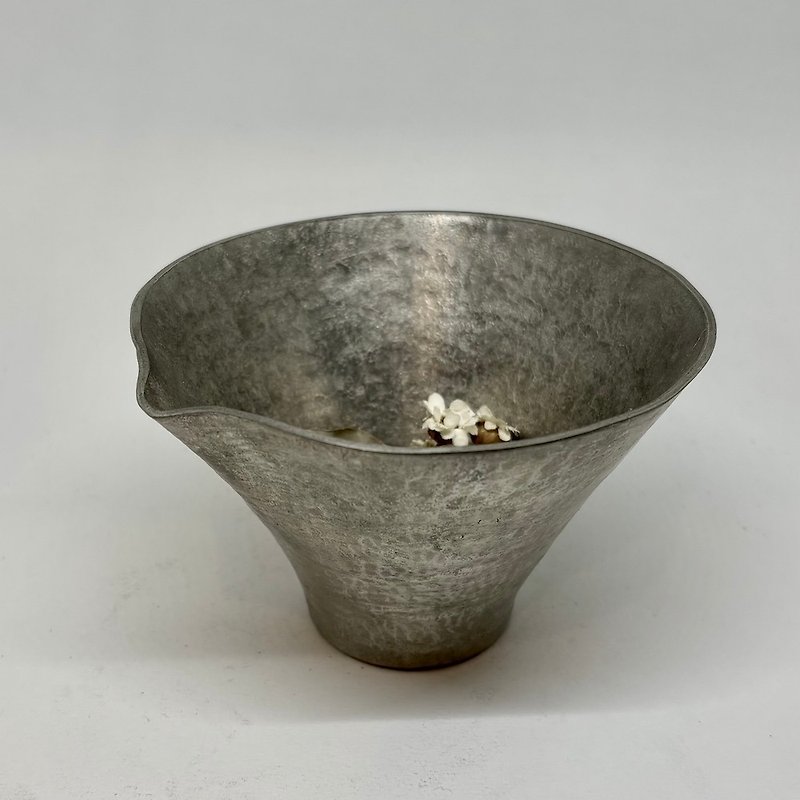 Katakuchi/Japanese drinking vessel with a pull-shaped mouth made of pure tin, hand-forged pure tin drinking vessel made by Qing Metallurgist - แก้วไวน์ - เครื่องประดับ 