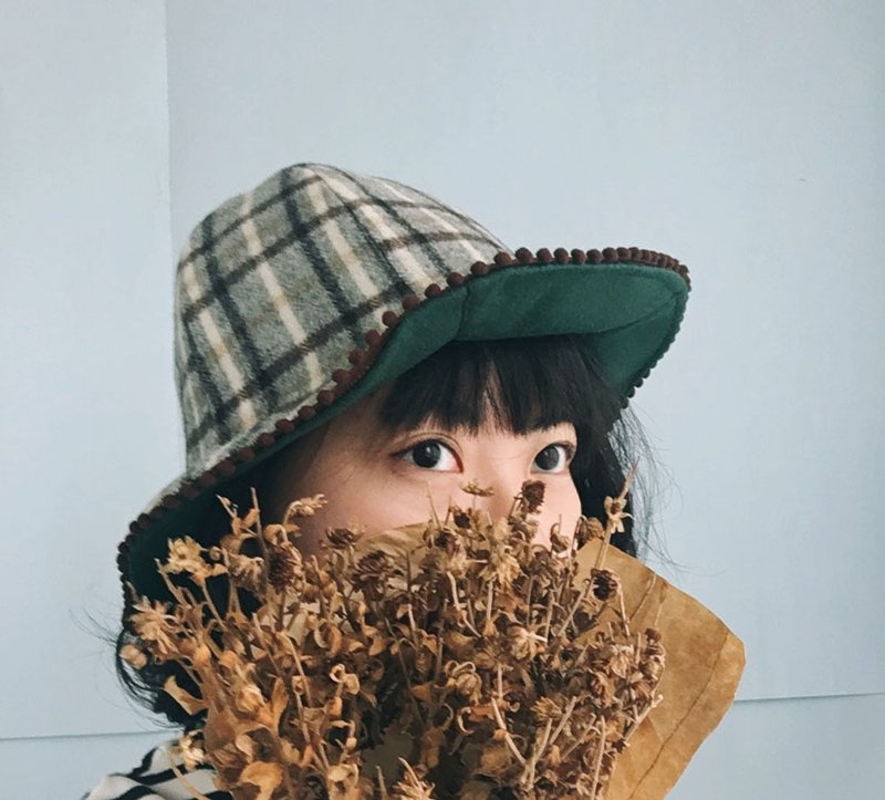 設計手作-小福爾摩斯咖啡拿鐵格紋球球山丘帽漁夫帽 - 帽子 - 羊毛 卡其色