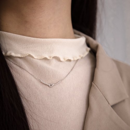 Row diamond V-shaped sterling silver necklace  Features. Light luxury.  Texture - Shop Isha Jewelry Necklaces - Pinkoi