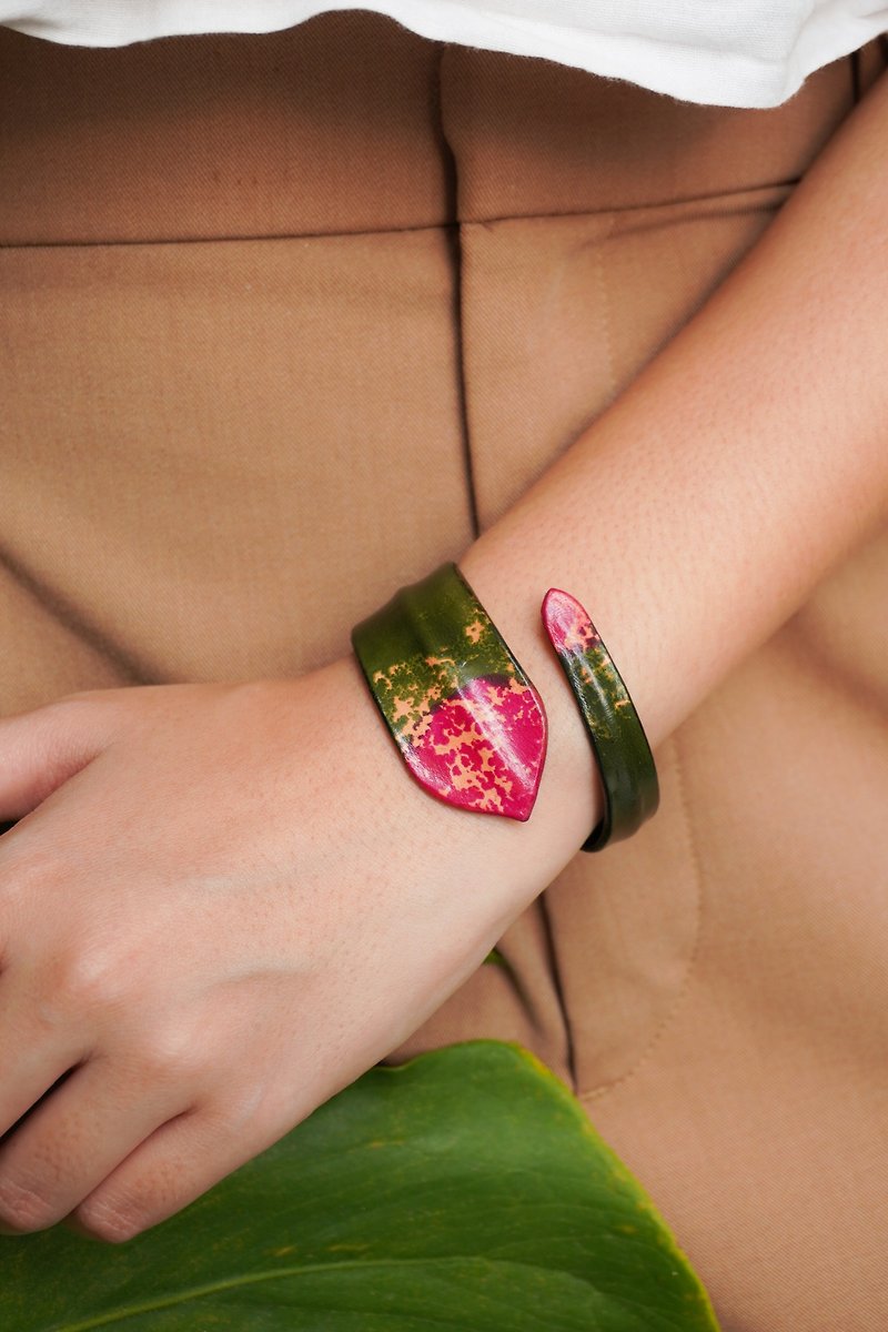 Bromy Bracelet (unique, handmade, leather bracelet , 2024) - 手鍊/手環 - 真皮 多色