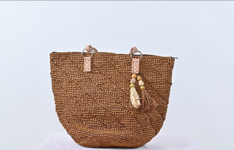 マダガスカル産のラフィアを使用した手編みバッグ。 - トート・ハンドバッグ - 寄せ植え・花 ブラウン