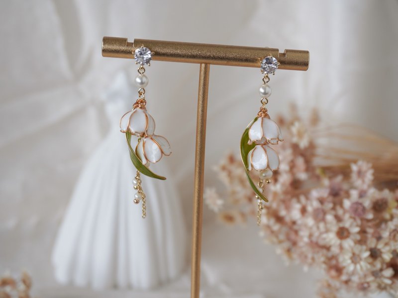 [White six-petal lily of the valley] Handmade original earrings Bronze resin elegant earrings/ear clips - Earrings & Clip-ons - Resin White