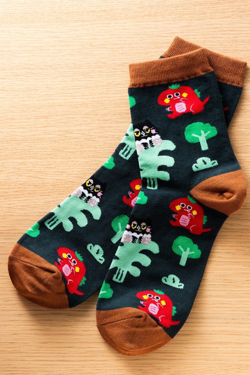 Peekaboo Black Cat Tomato Dragon Mid-calf Socks - ถุงเท้า - ผ้าฝ้าย/ผ้าลินิน 