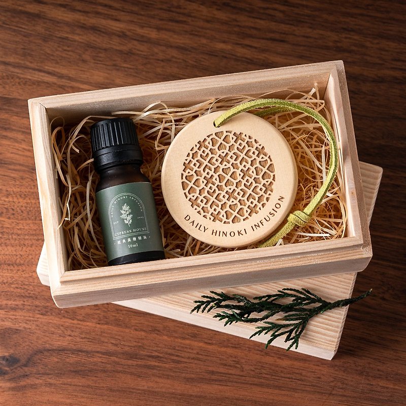 [Gift for Mom] Round retro window grill diffuser fragrant wood pendant essential oil gift box with Chinese and English instruction card - น้ำหอม - น้ำมันหอม สีนำ้ตาล