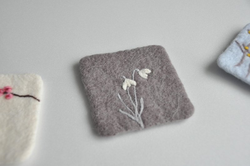Wool felt snow drop flower gray square coaster - ที่รองแก้ว - ขนแกะ สีเทา