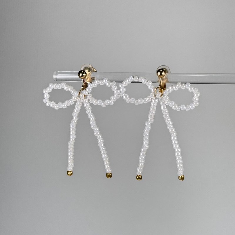 Japanese glass bead bow earrings - pearlescent white (ear needle Clip-On) handmade earrings cindyandtong - ต่างหู - แก้ว ขาว