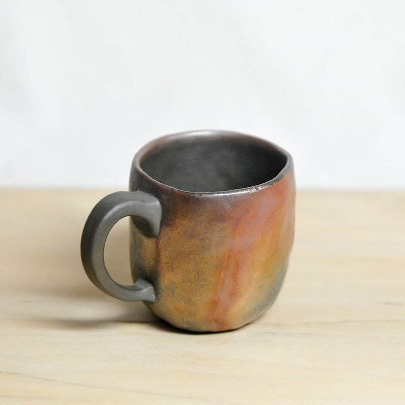手作り陶器の薪。絶滅気質ハンドルマグ - マグカップ - 陶器 ブラウン
