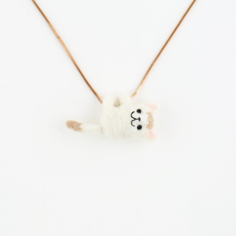 Hug me necklace / wool felting animals – white cat - สร้อยคอ - ขนแกะ 